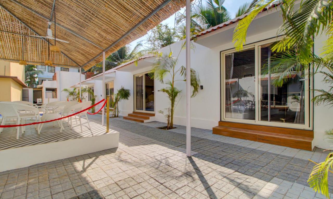 Treebo Code Red Hotel Morjim Exterior photo