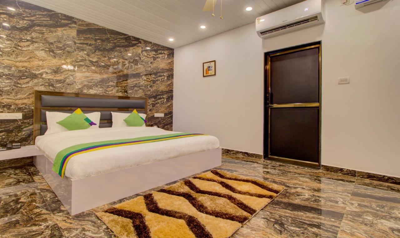 Treebo Code Red Hotel Morjim Exterior photo